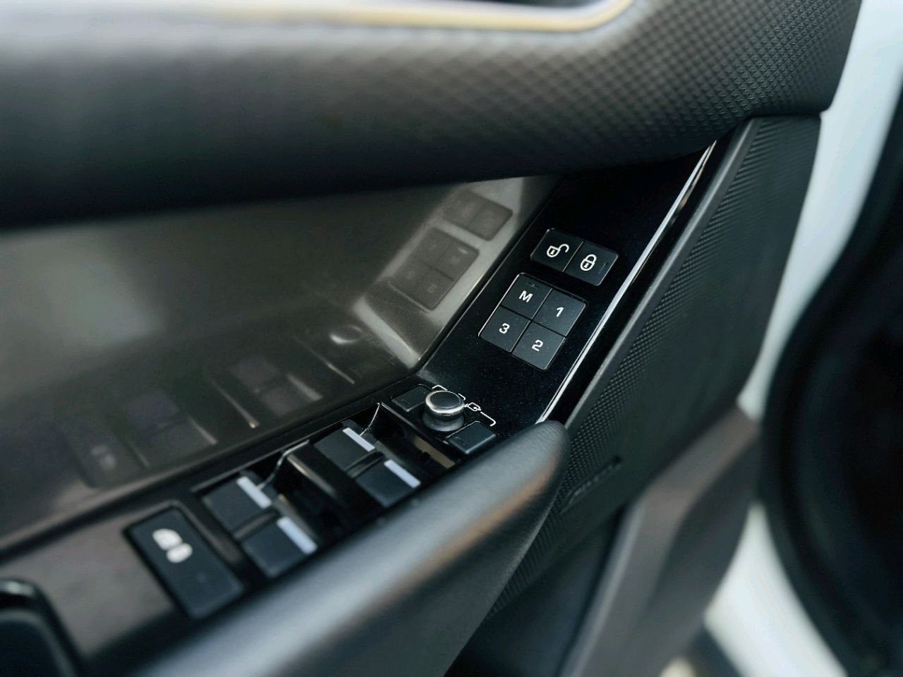 Range Rover VELAR - Image 13