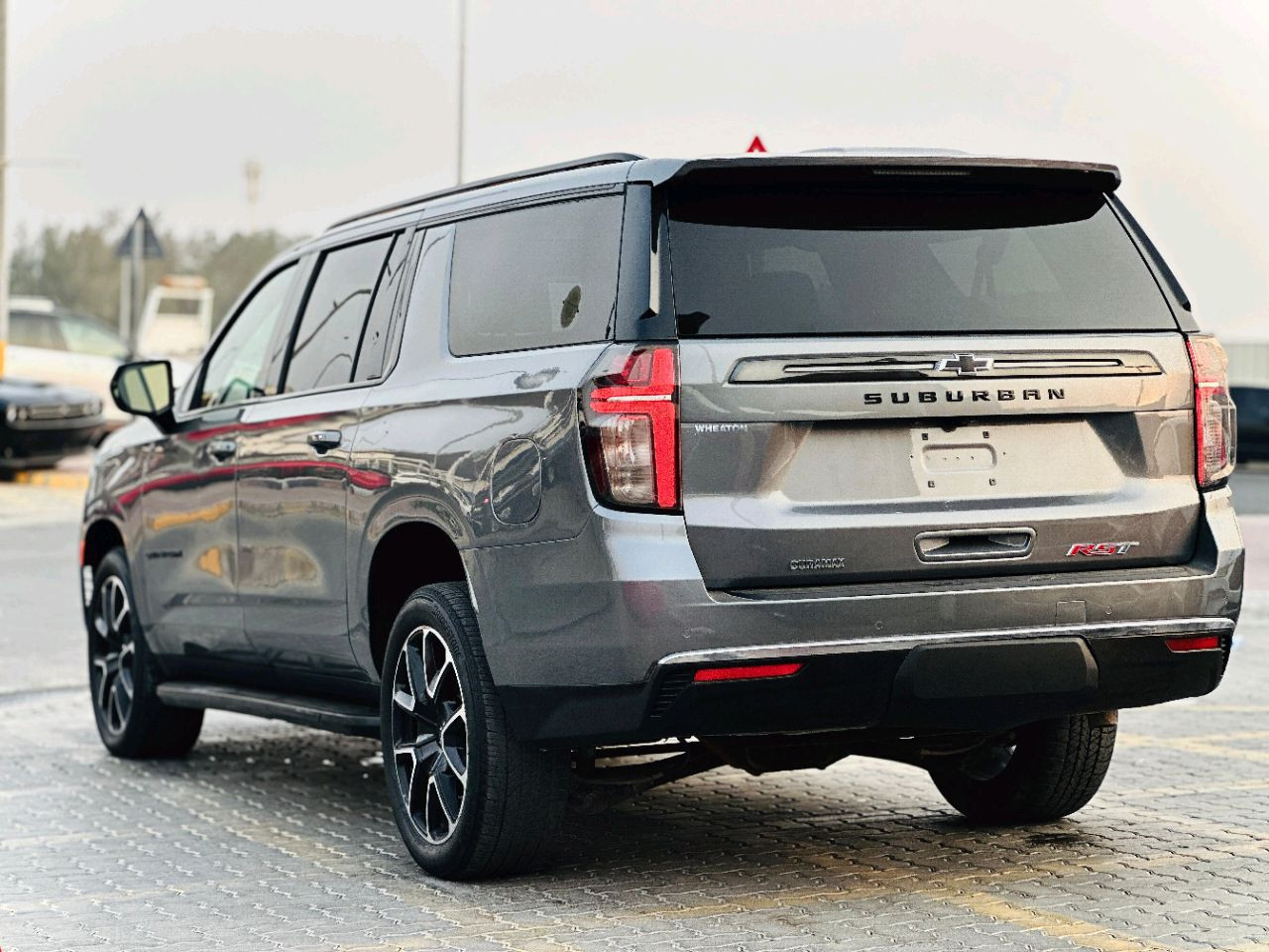 Chevrolet Suburban - Image 12