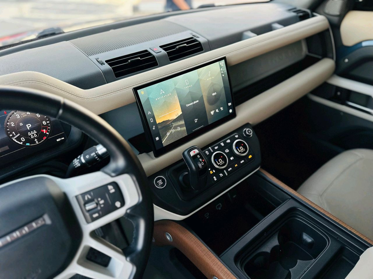 Land Rover Defender - Image 11