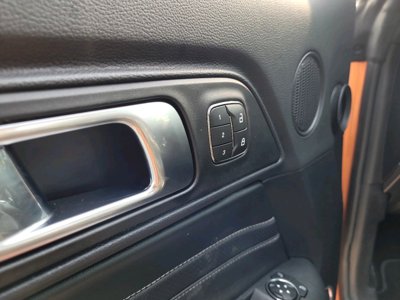 Ford Mustang - Image 10