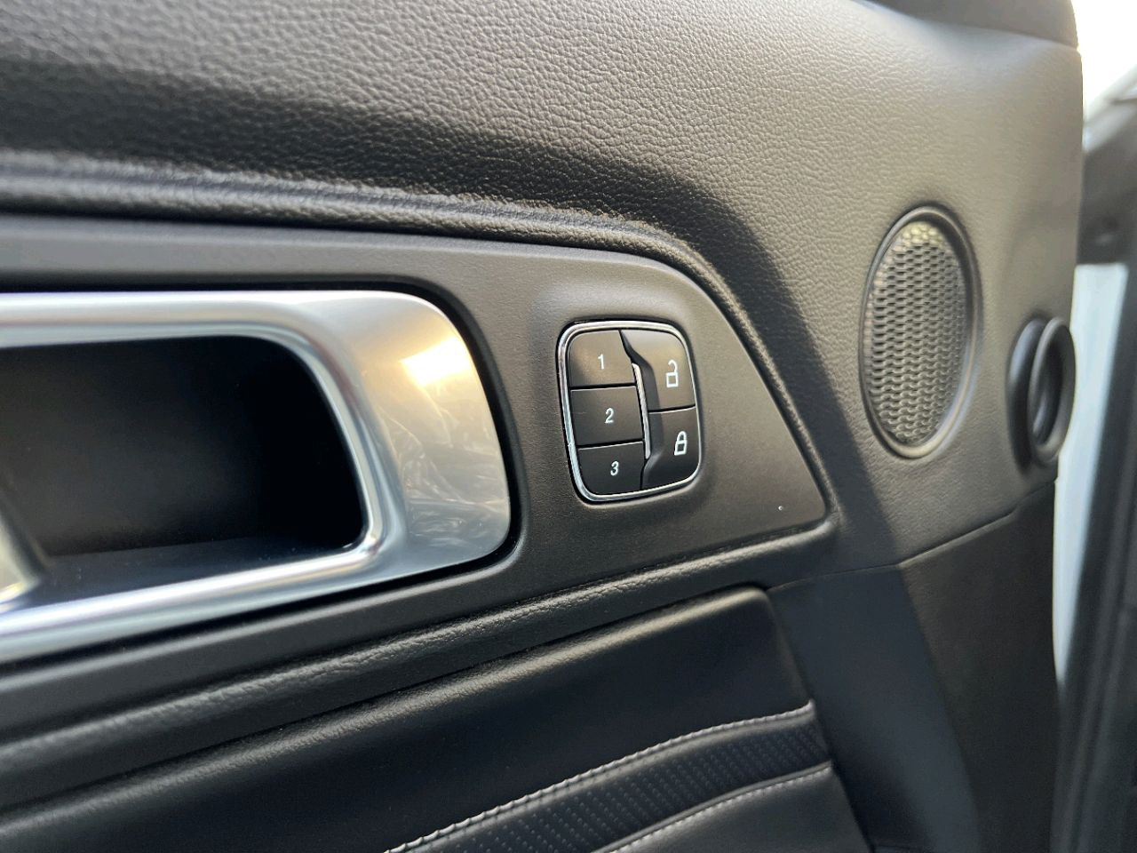 Ford Mustang - Image 12