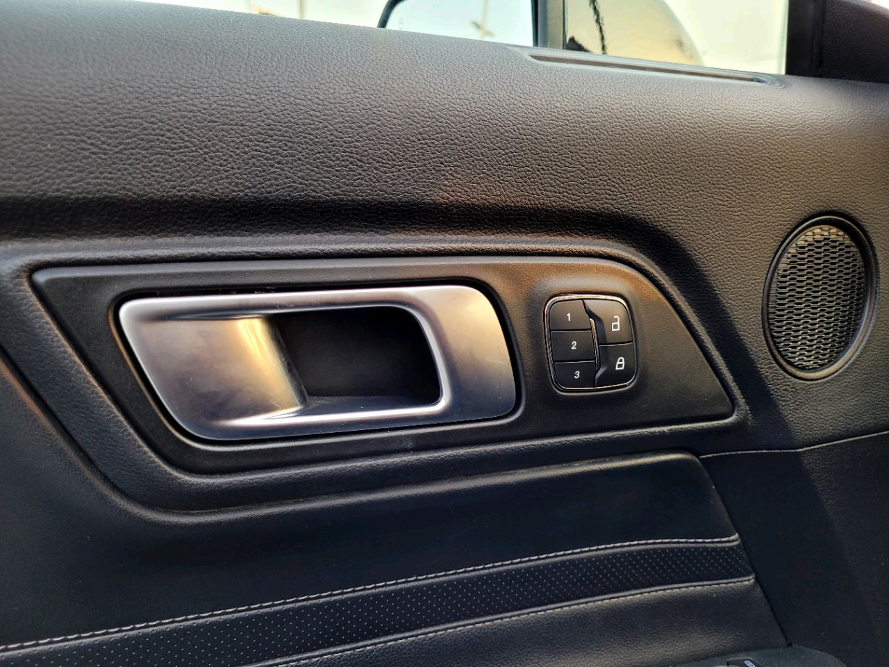 Ford Mustang - Image 8