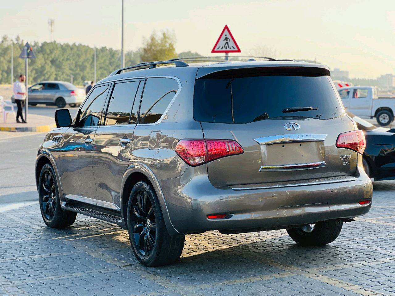 Infiniti QX80 - Image 12