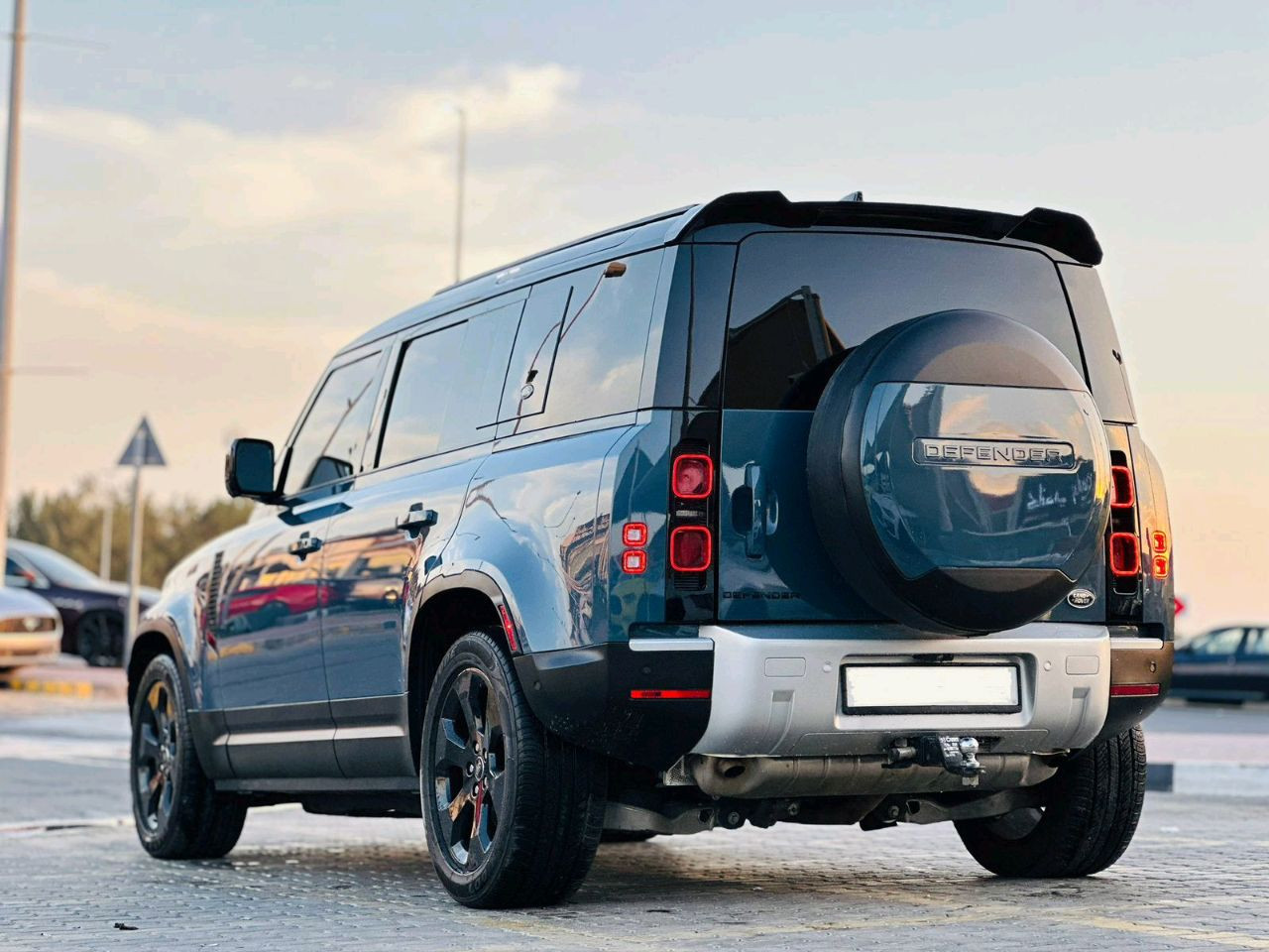 Land Rover Defender - Image 7
