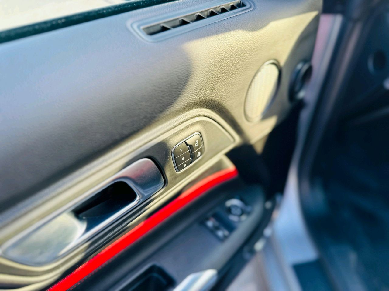 Ford Mustang - Image 4
