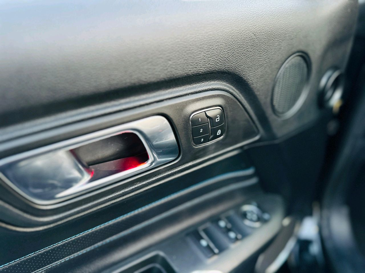 Ford Mustang - Image 11