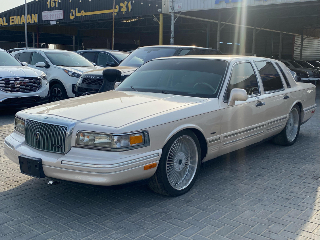 Lincoln Town Car - Image 3