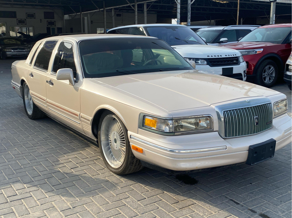 Lincoln Town Car - Image 4