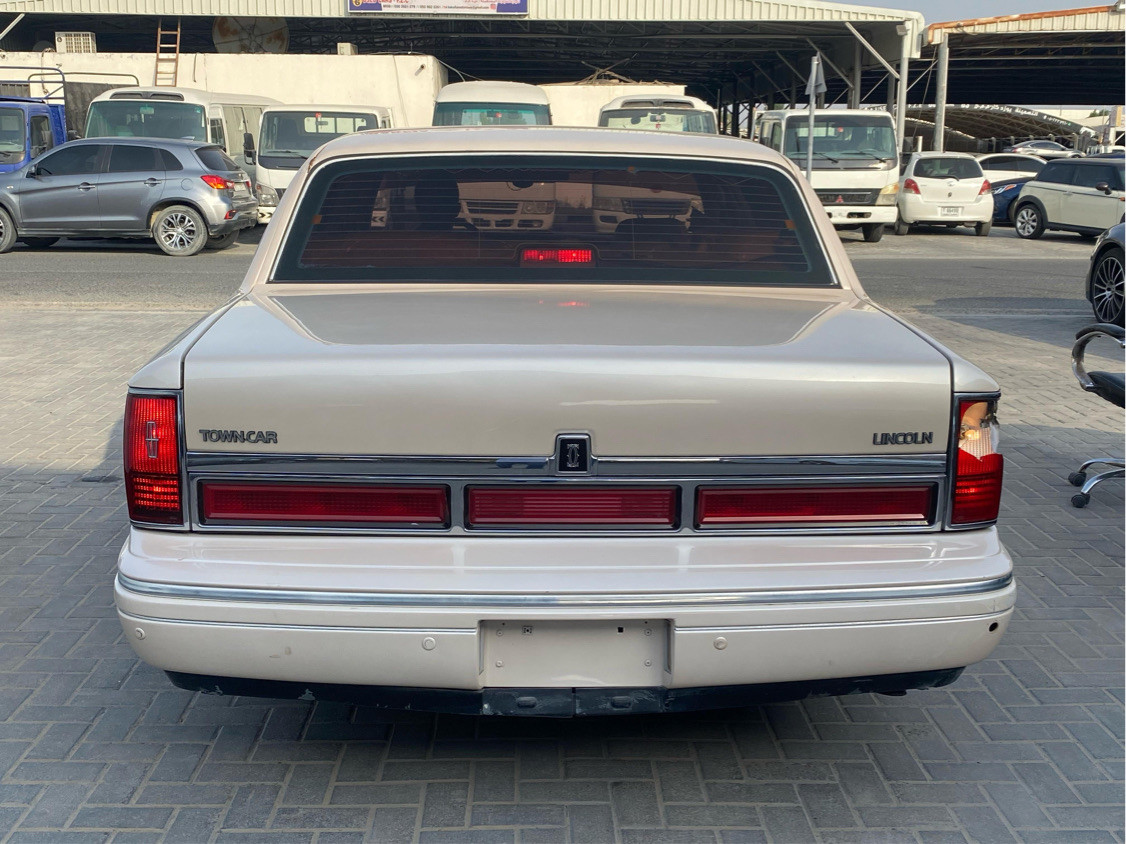Lincoln Town Car - Image 5