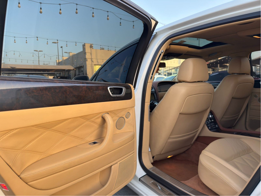 Bentley Continental Flying Spur - Image 12
