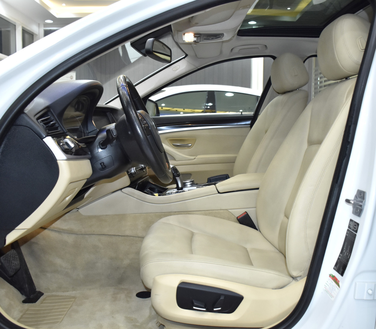 BMW 5-Series - Image 10