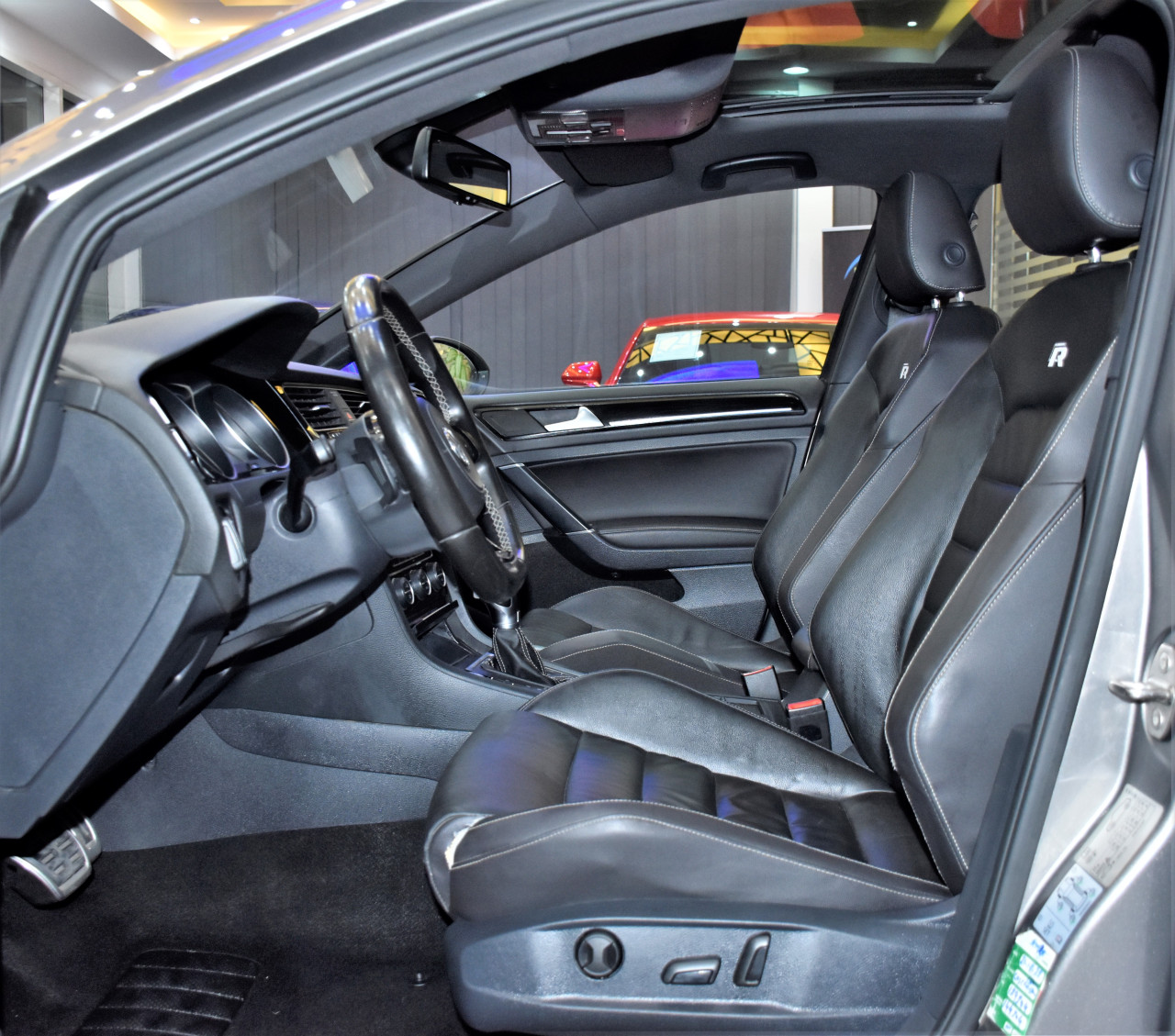 Volkswagen Golf R - Image 8