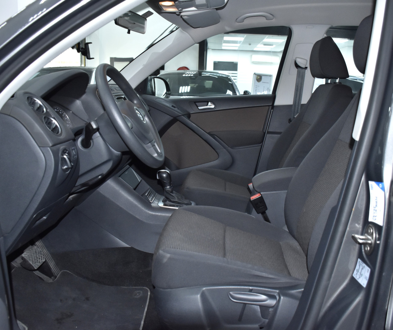 Volkswagen Tiguan - Image 10