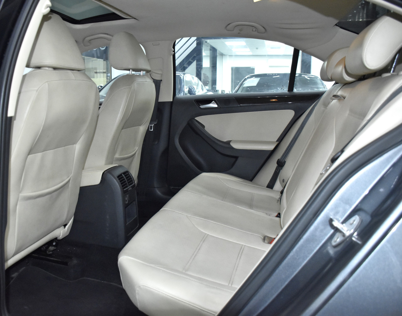 Volkswagen Jetta - Image 10