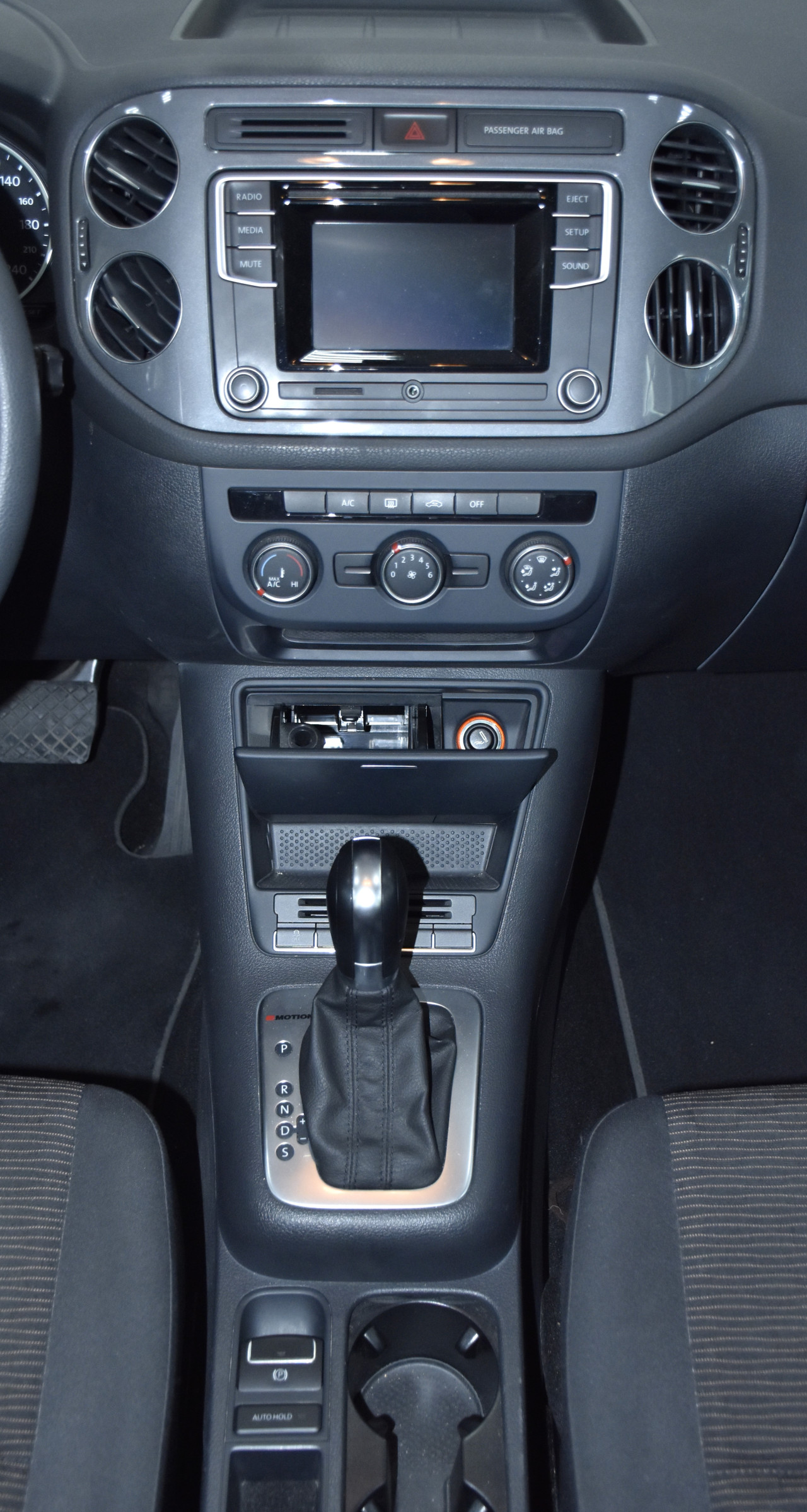 Volkswagen Tiguan - Image 22
