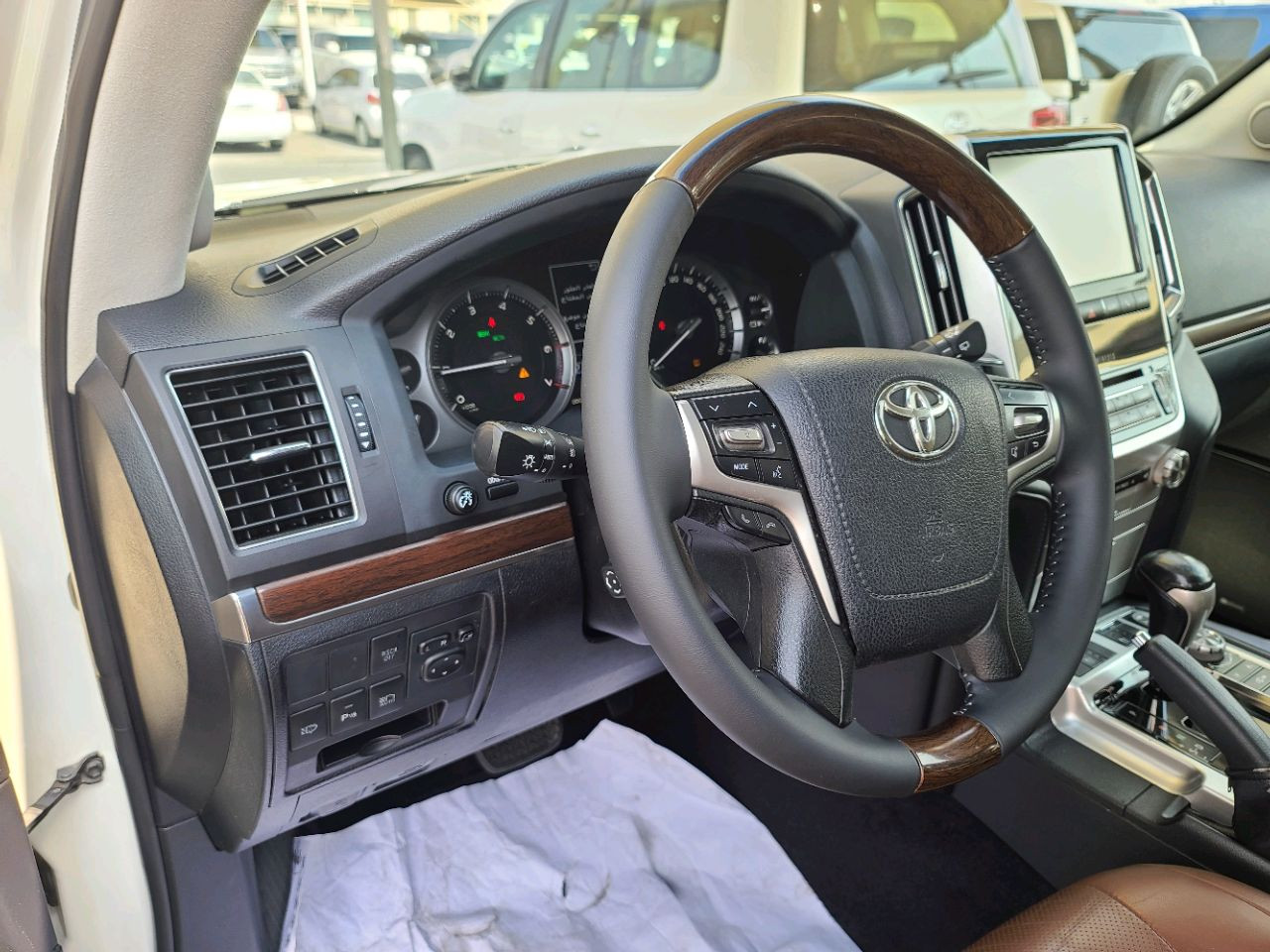 Toyota Land Cruiser - Image 9