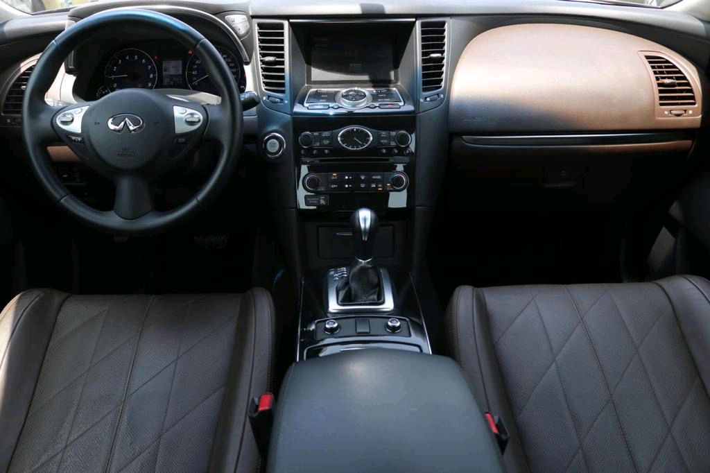Infiniti QX70 - Image 7