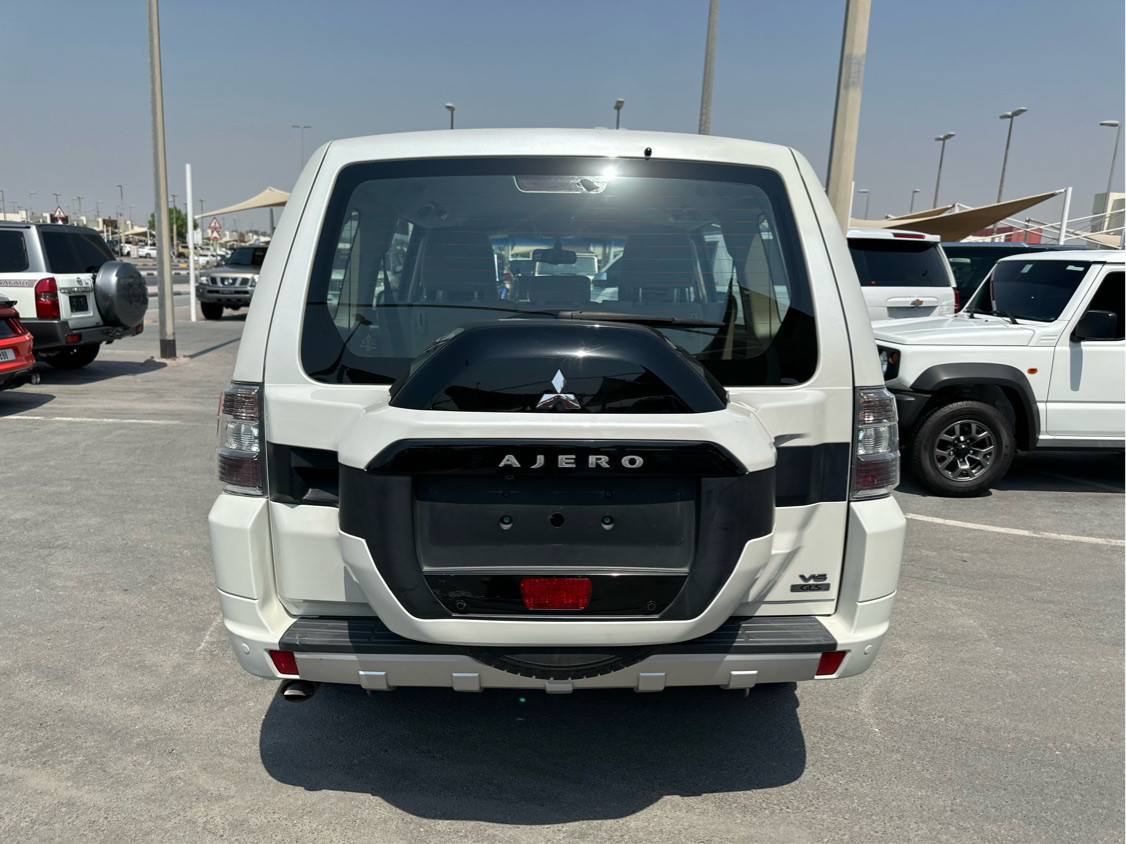 Mitsubishi Pajero - Image 7
