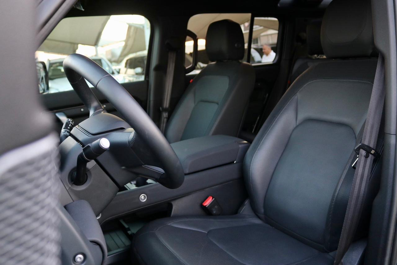 Land Rover Defender - Image 10