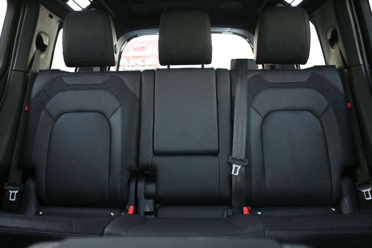 Land Rover Defender - Image 8