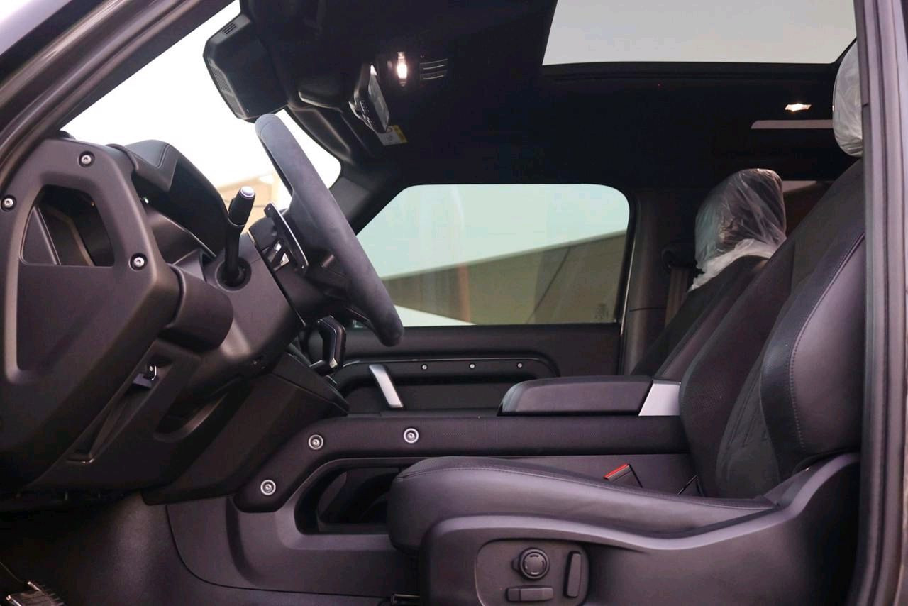 Land Rover Defender - Image 10