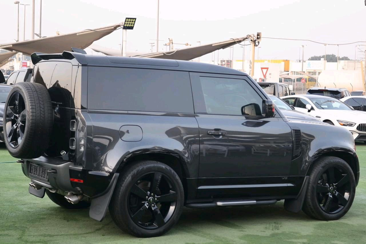 Land Rover Defender - Image 4