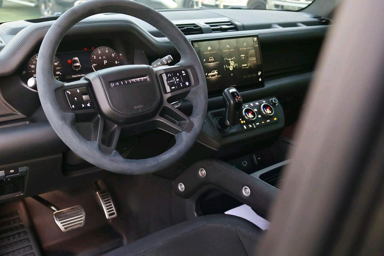 Land Rover Defender - Image 8