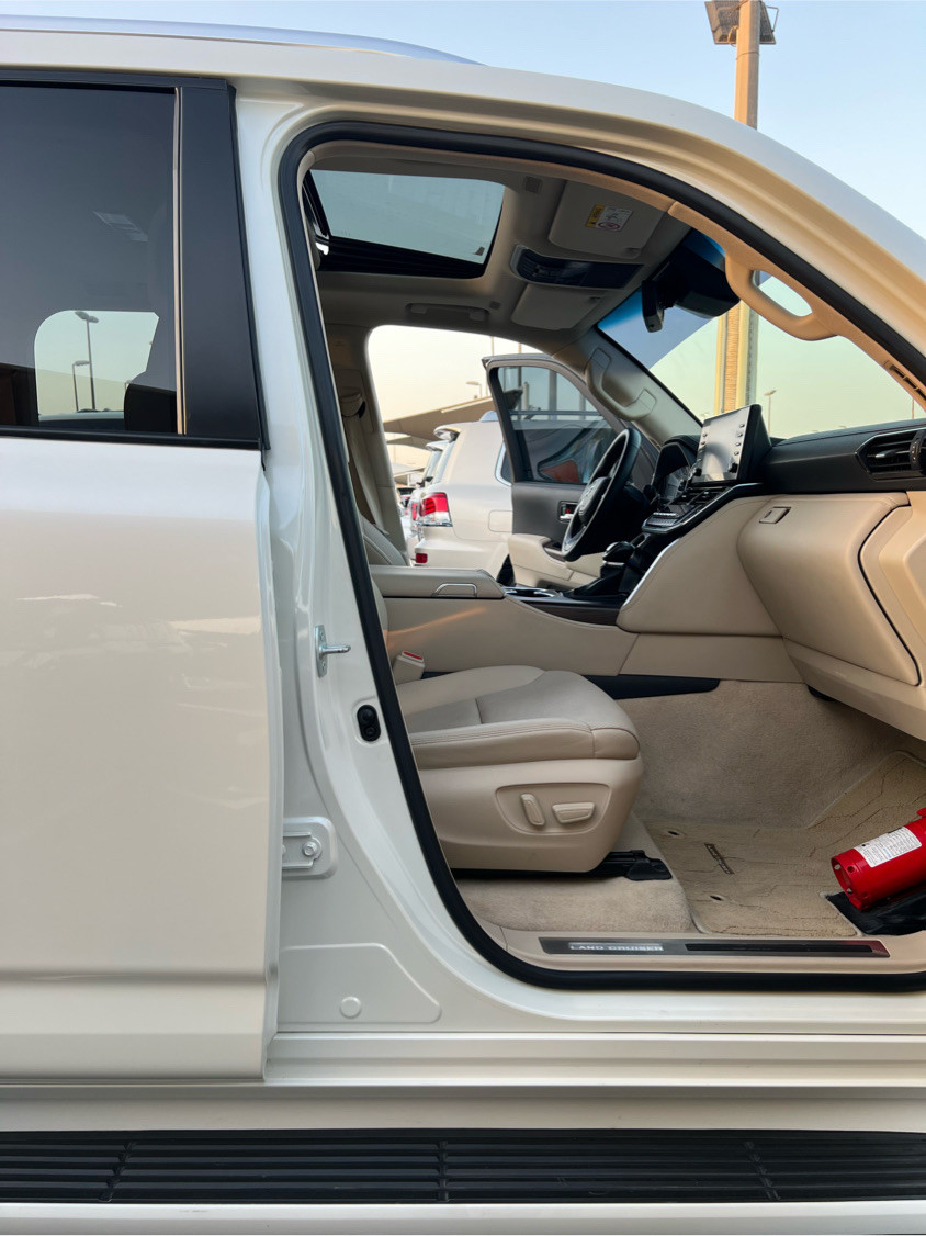Toyota Land Cruiser - Image 10