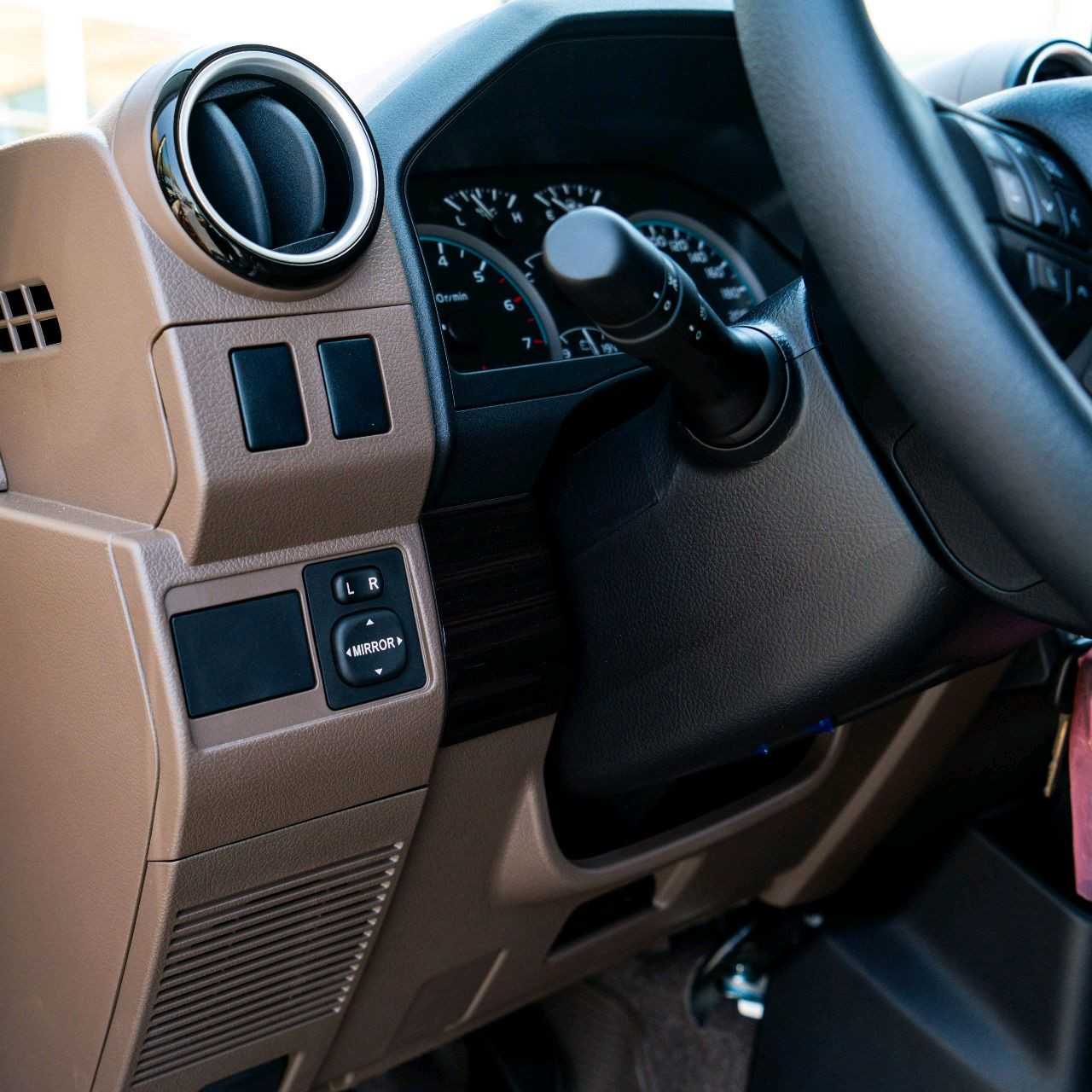 Toyota Land Cruiser - Image 10