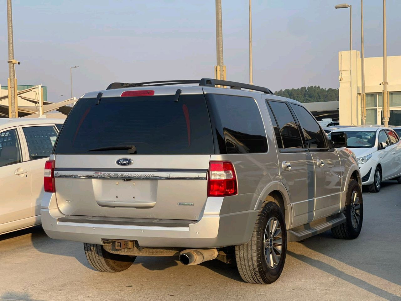 Ford Expedition - Image 8