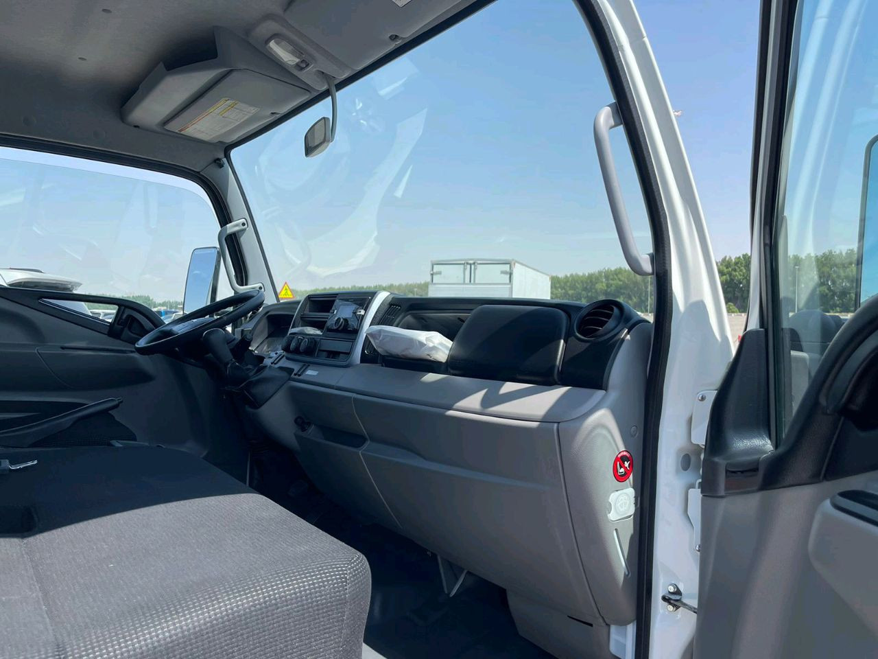 Mitsubishi Canter - Image 25