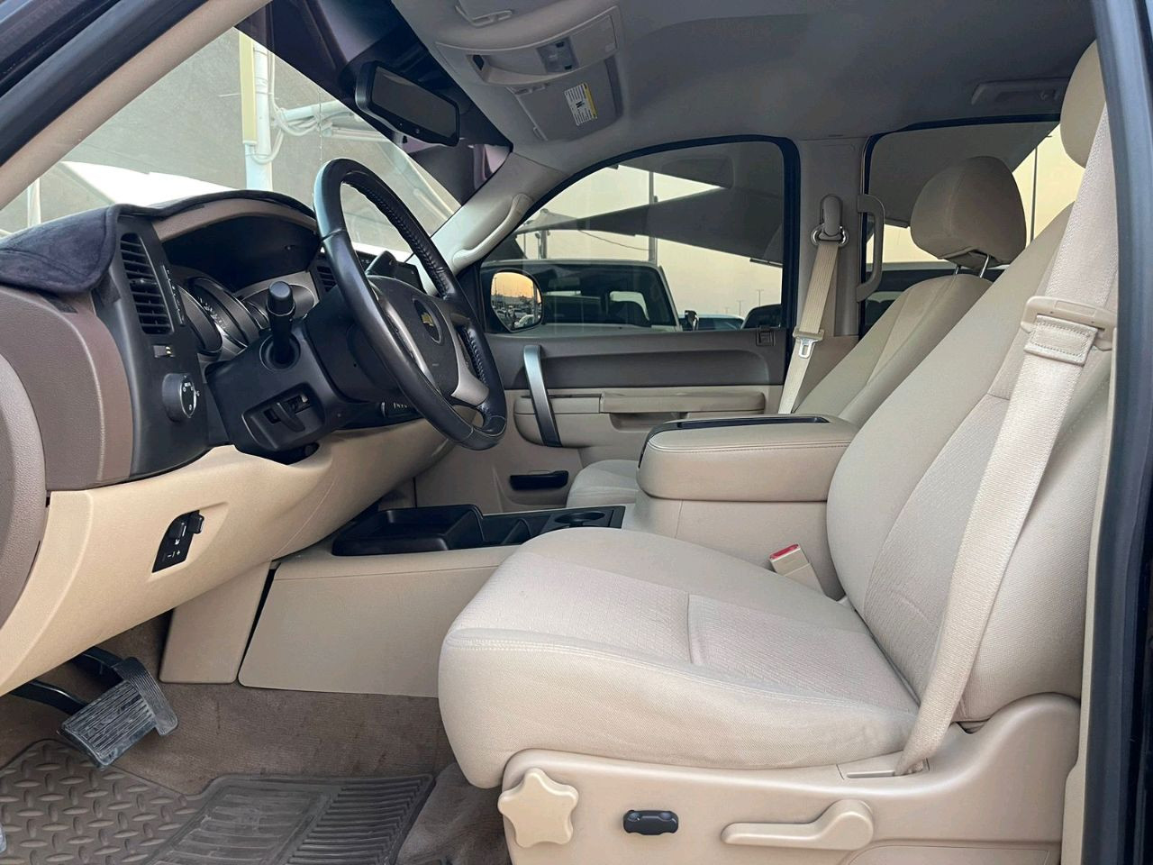 Chevrolet Silverado - Image 12