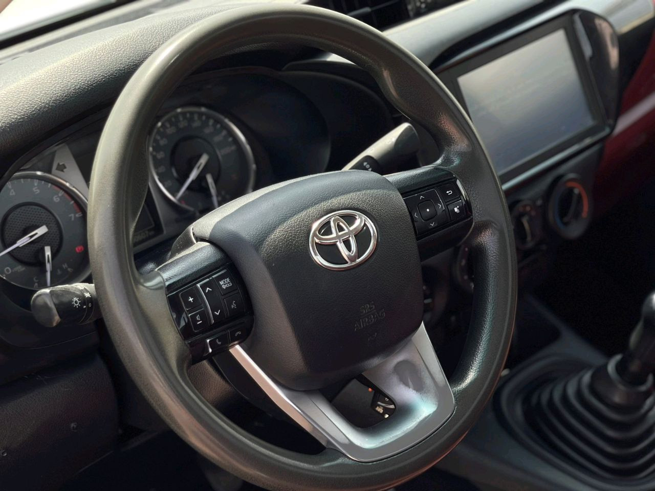 Toyota Hilux - Image 11