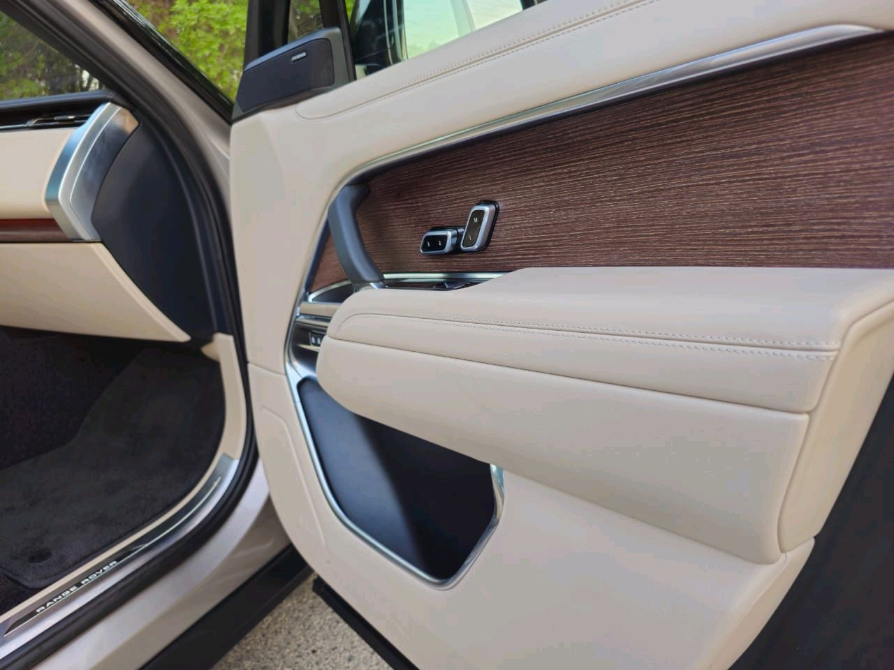 Land Rover LR4 - Image 14