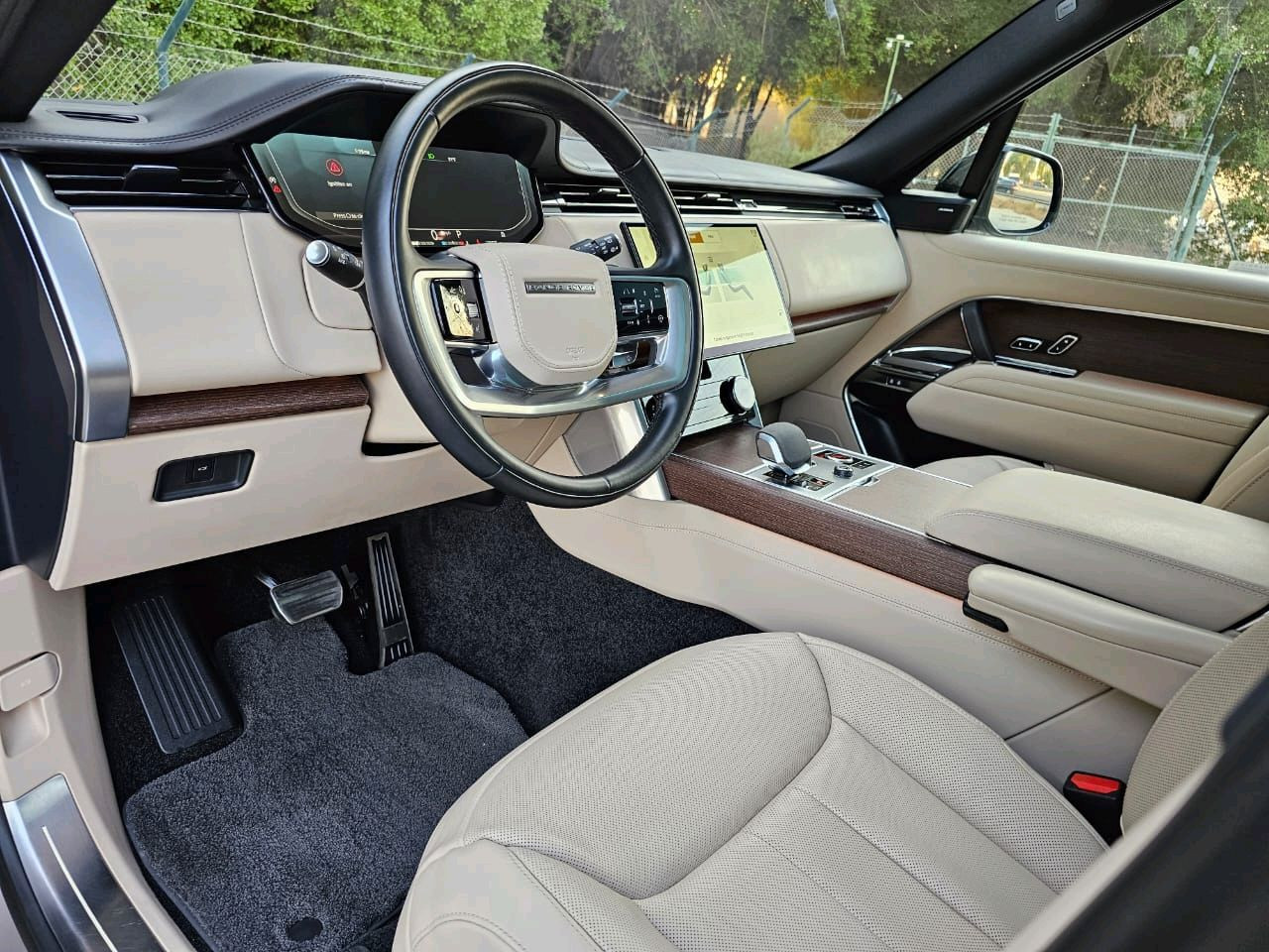 Land Rover LR4 - Image 36