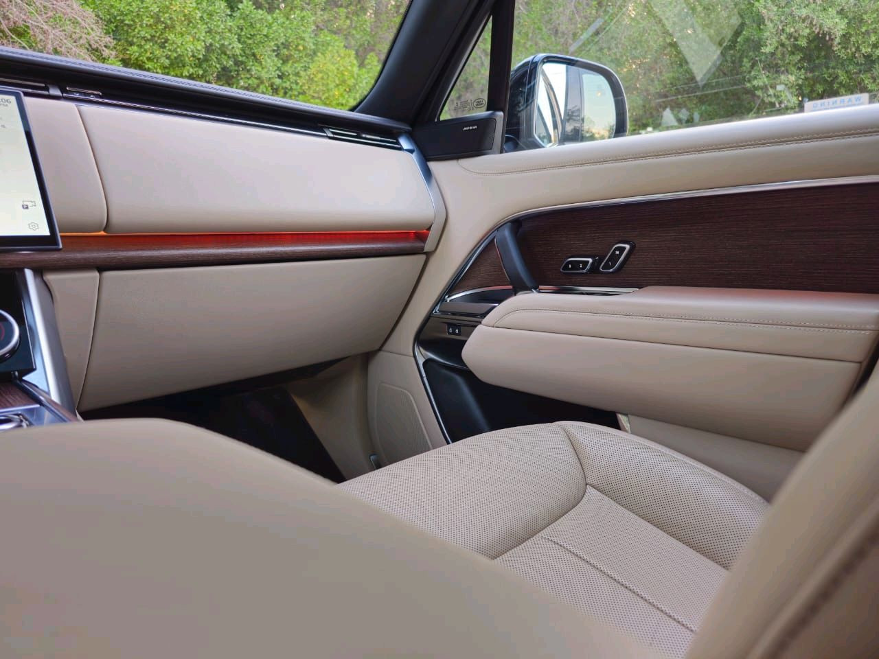 Land Rover LR4 - Image 11
