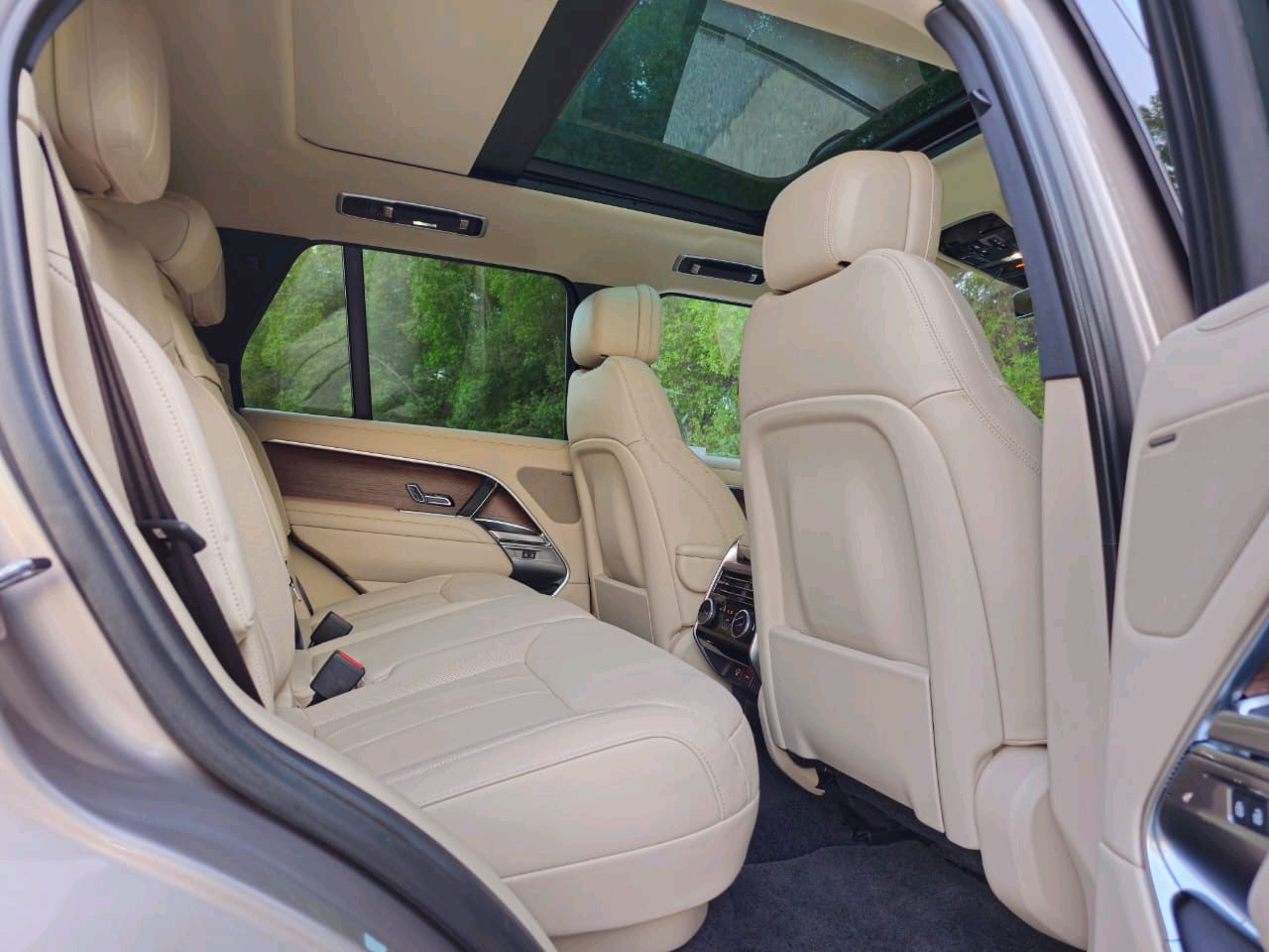 Land Rover LR4 - Image 10