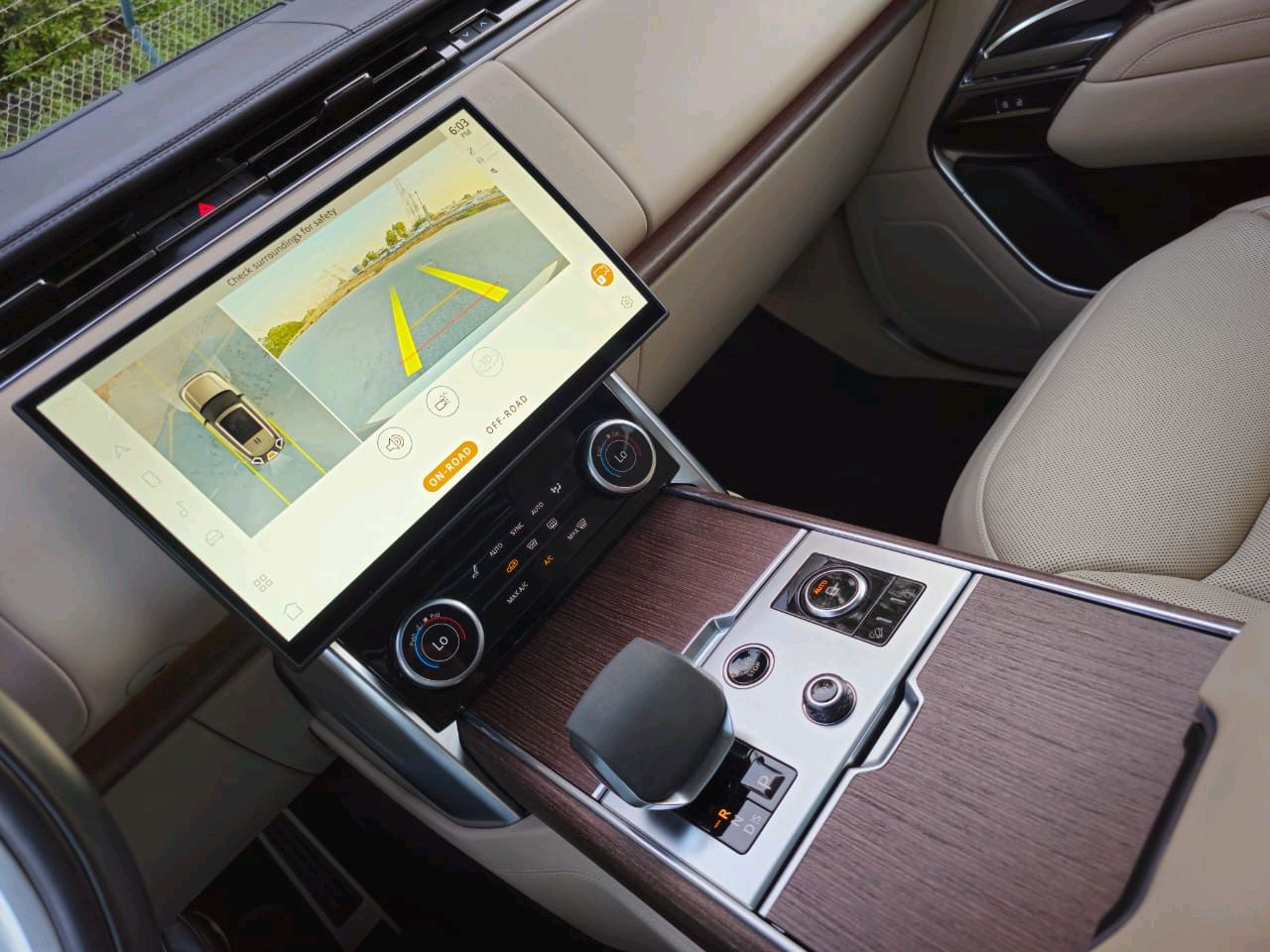 Land Rover LR4 - Image 16