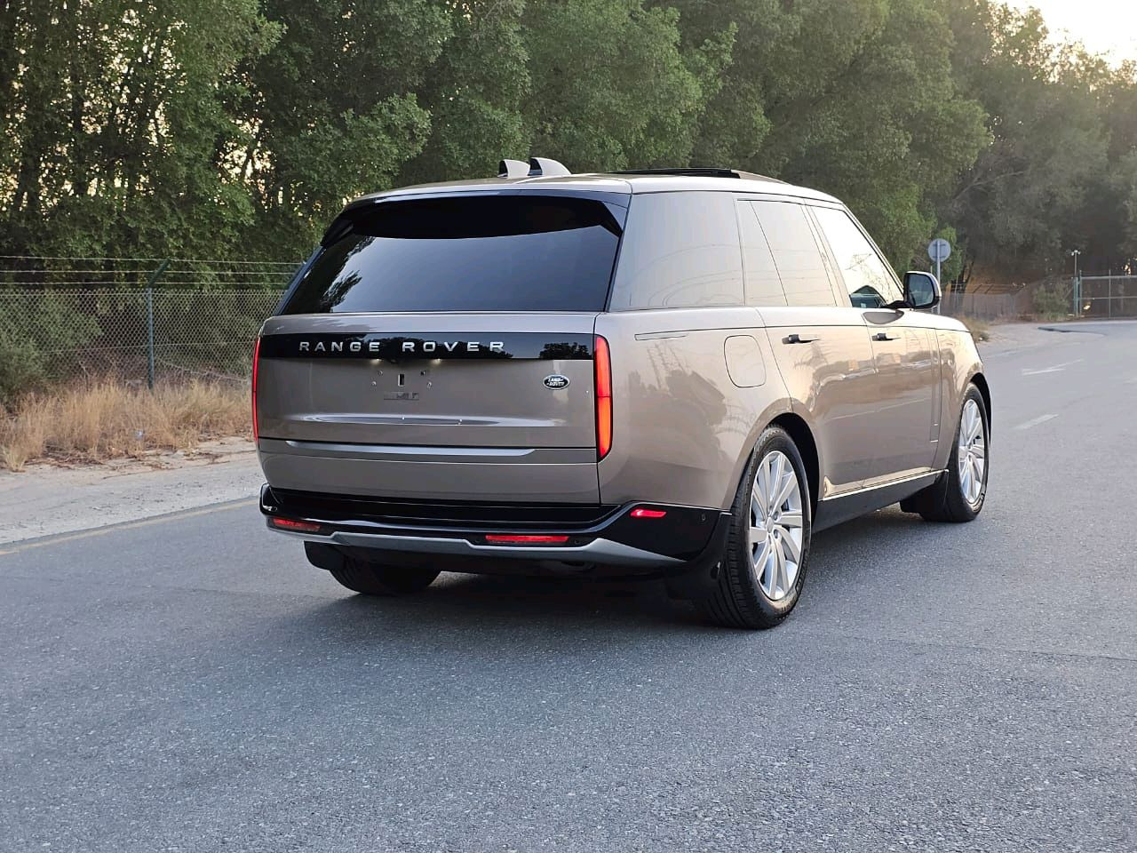 Land Rover LR4 - Image 20