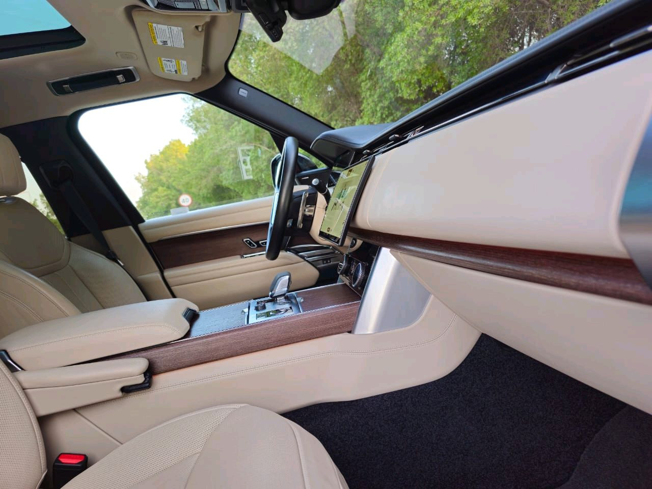 Land Rover LR4 - Image 12