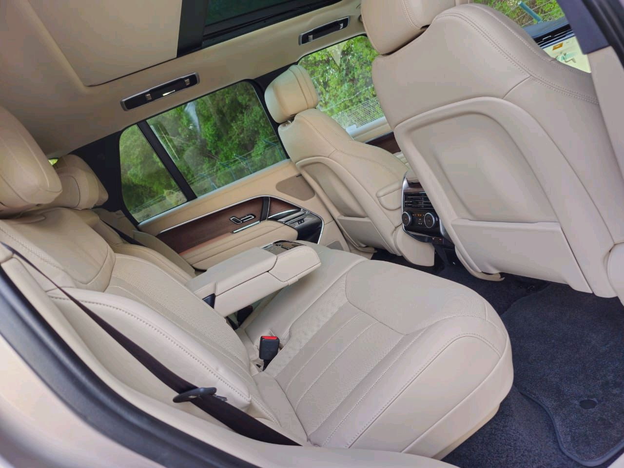 Land Rover LR4 - Image 6
