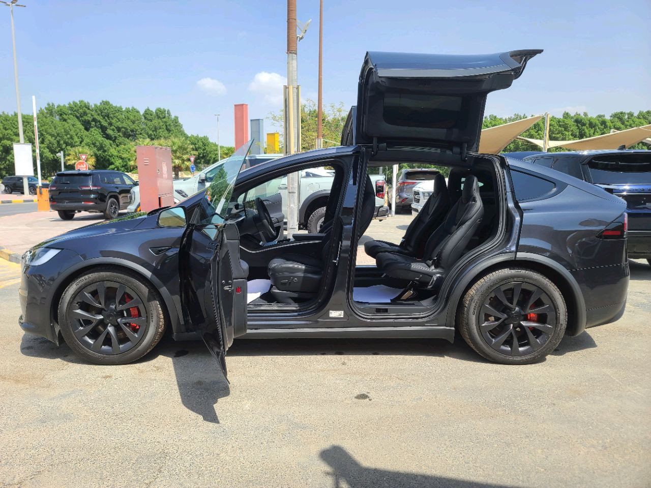 Tesla Model X - Image 10