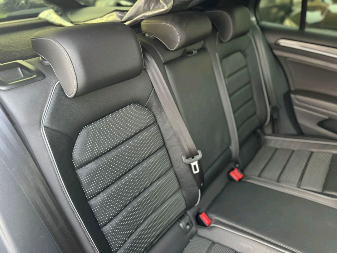 Volkswagen Golf R - Image 10