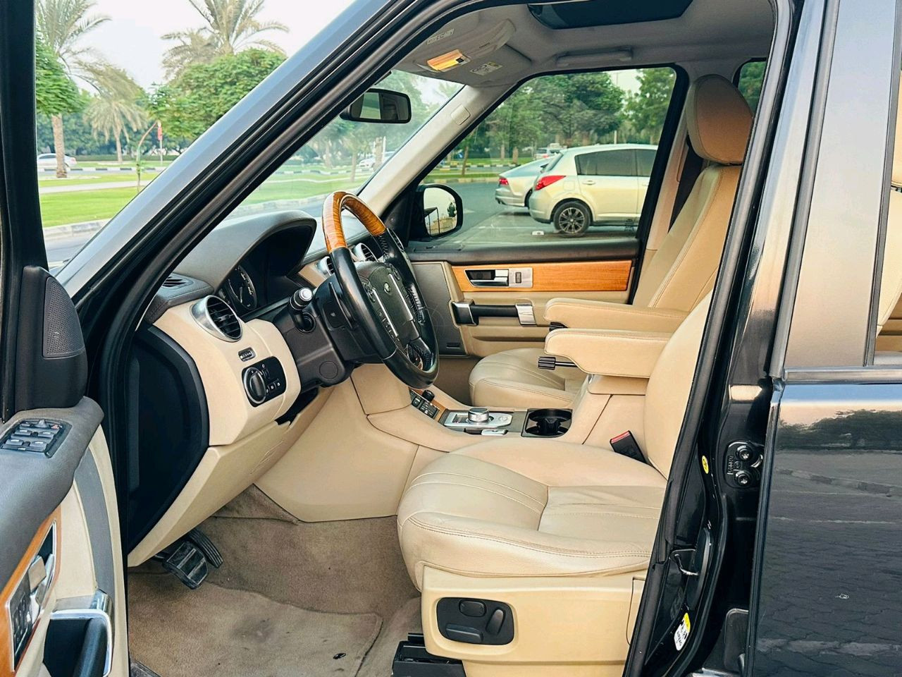 Land Rover LR4 - Image 9