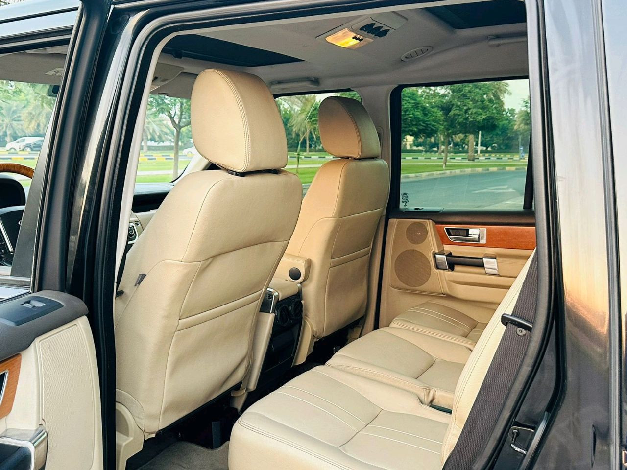 Land Rover LR4 - Image 11