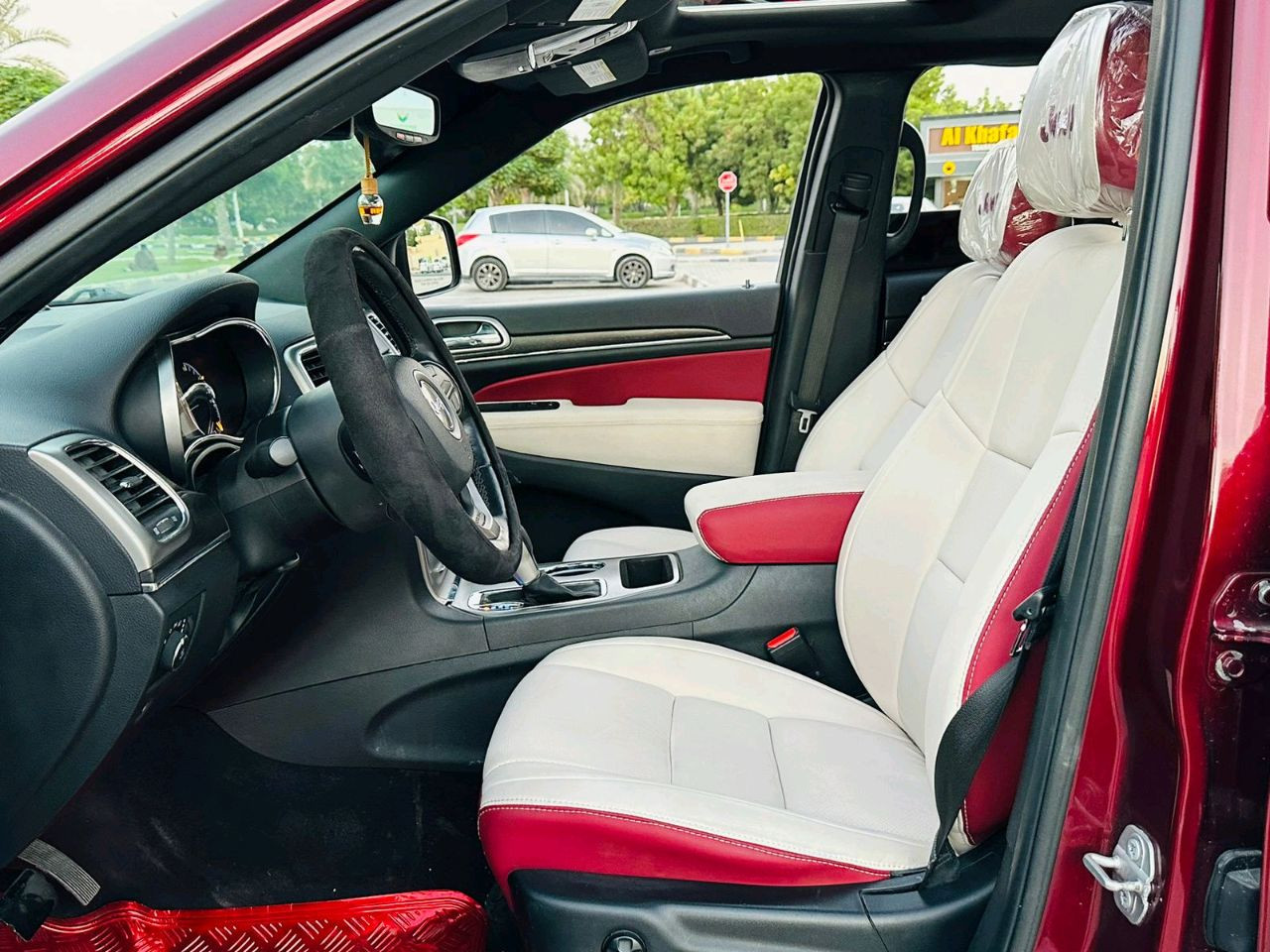Jeep Grand Cherokee - Image 11
