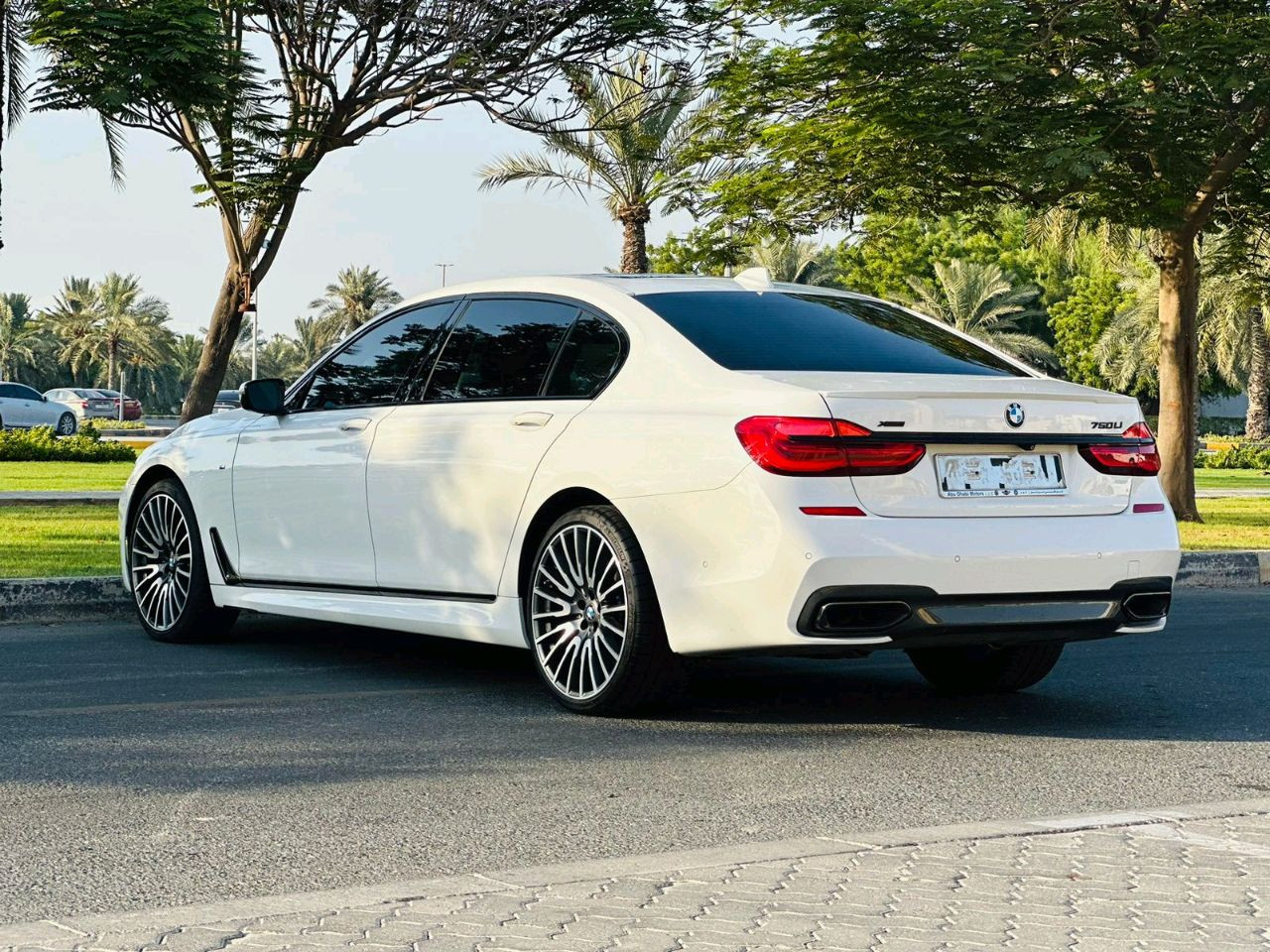 BMW 7-Series - Image 9