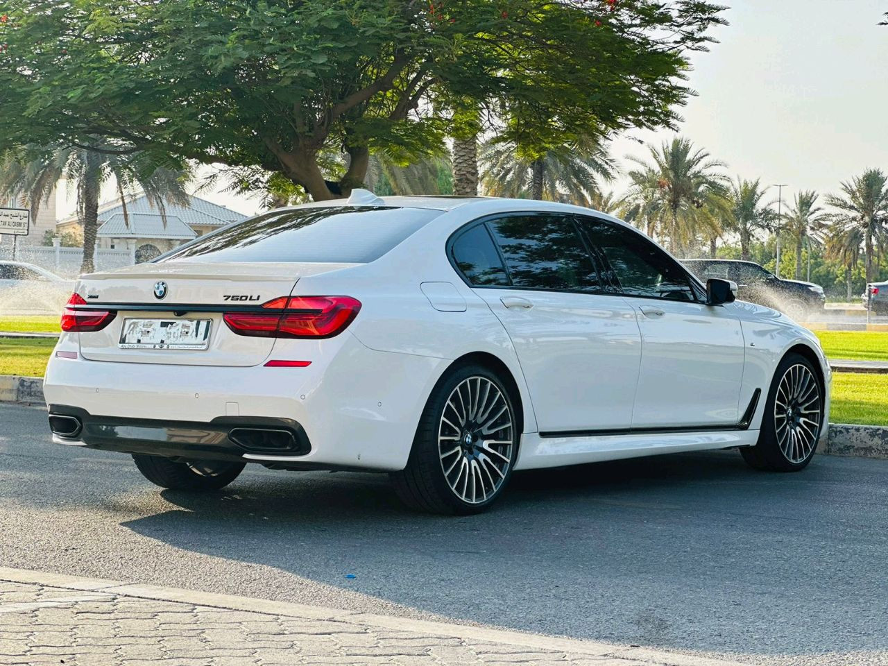 BMW 7-Series - Image 10