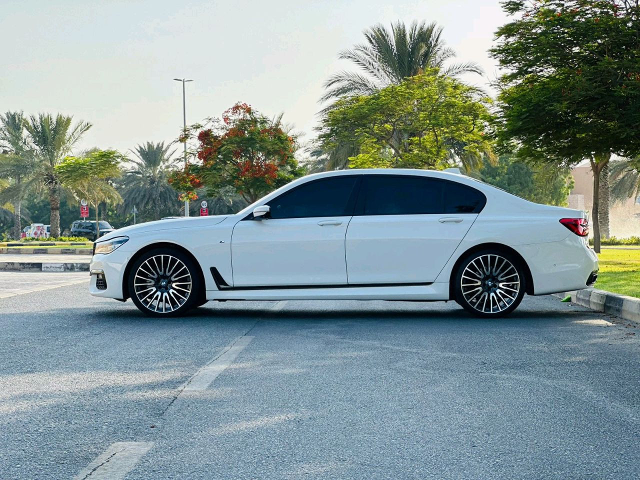 BMW 7-Series - Image 7