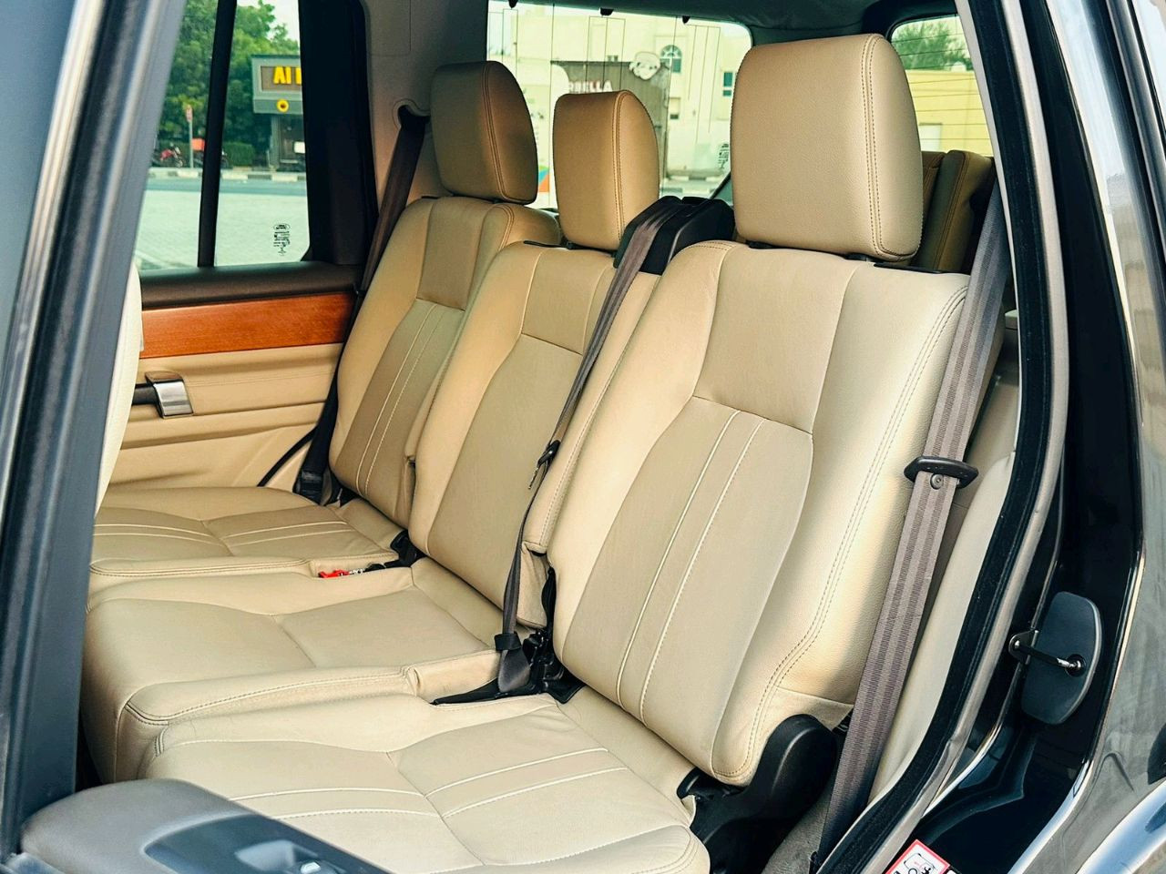 Land Rover LR4 - Image 12